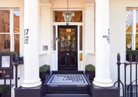 Eccleston Square Hotel : l’un des hôtels les plus tech du monde L'entrée du 37 Eccleston Square, maison géorgienne classée abritant l'hôtel à Londres