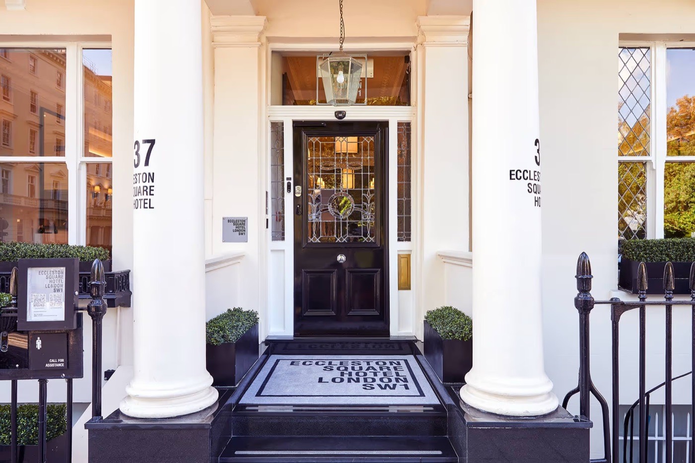 L'entrée du 37 Eccleston Square, maison géorgienne classée abritant l'hôtel à Londres