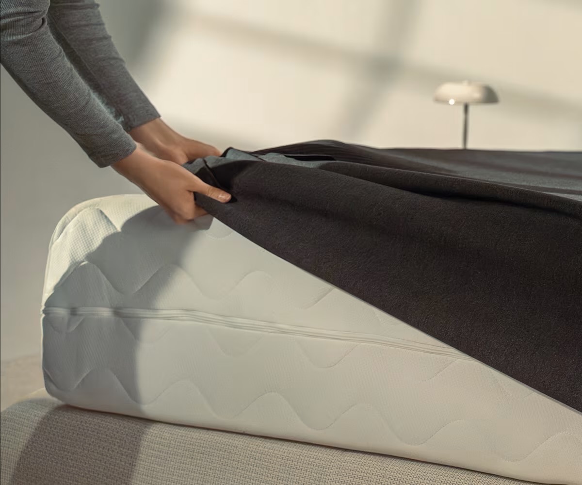 Installation de la housse Eight Sleep Pod 5 sur un matelas existant, comme un drap-housse