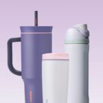 Trois gourdes Owala sur fond lilas : le gobelet 40 oz violet avec paille, un SmoothSip blanc et rose, et une FreeSip blanche