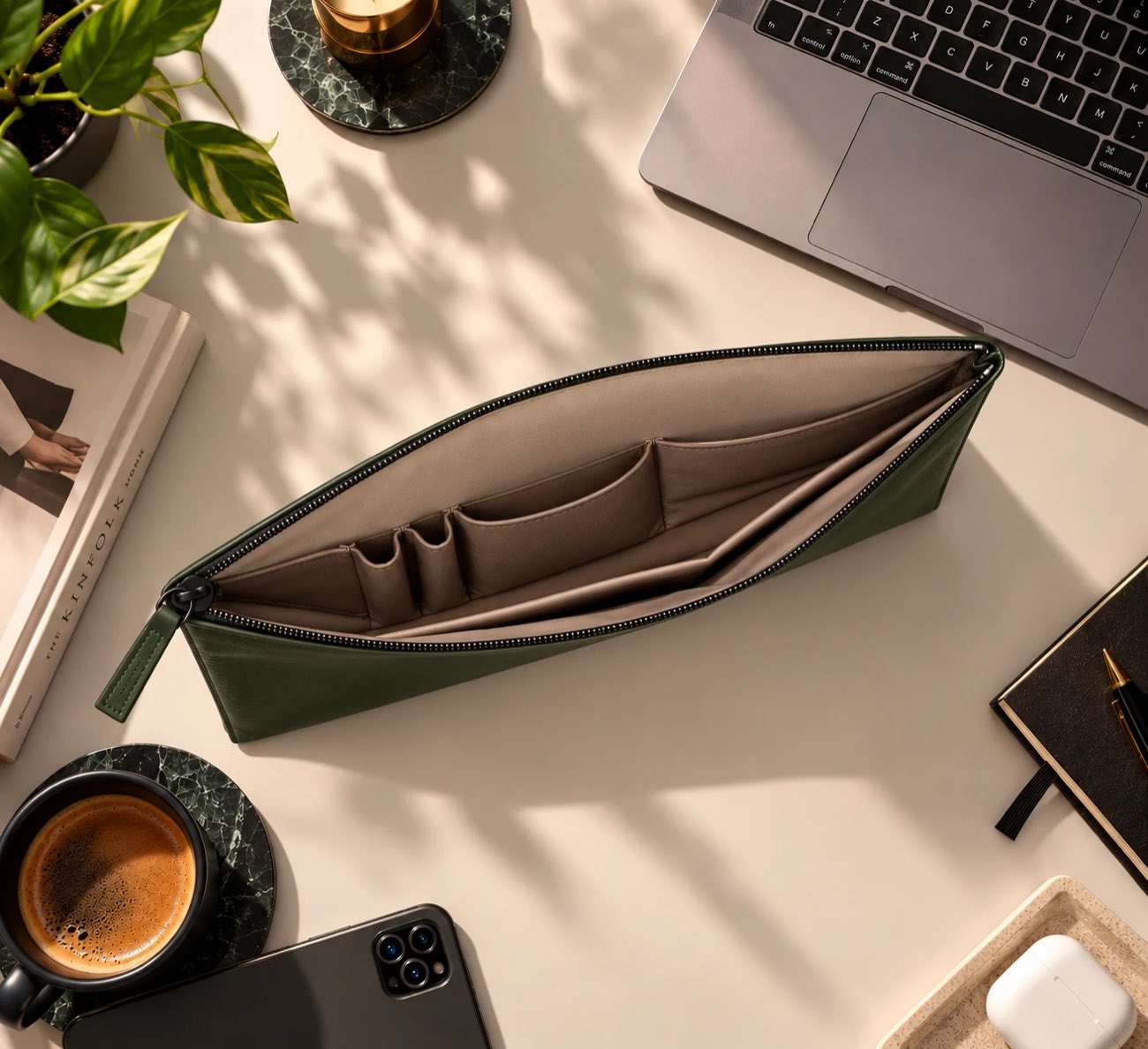 L'intérieur ouvert du GRAMS28 120 Leather Folio avec ses logements pour stylos et ses poches accessoires