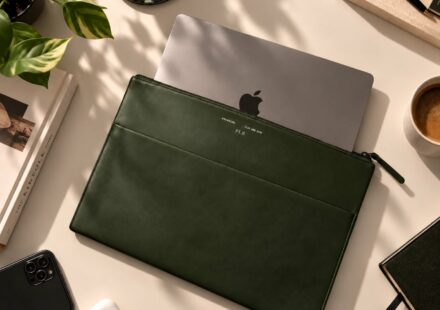 GRAMS28 120 Leather Folio Nappa : notre test 4,6/5 Un MacBook Pro 14 pouces glissé dans le compartiment principal du GRAMS28 120 Leather Folio