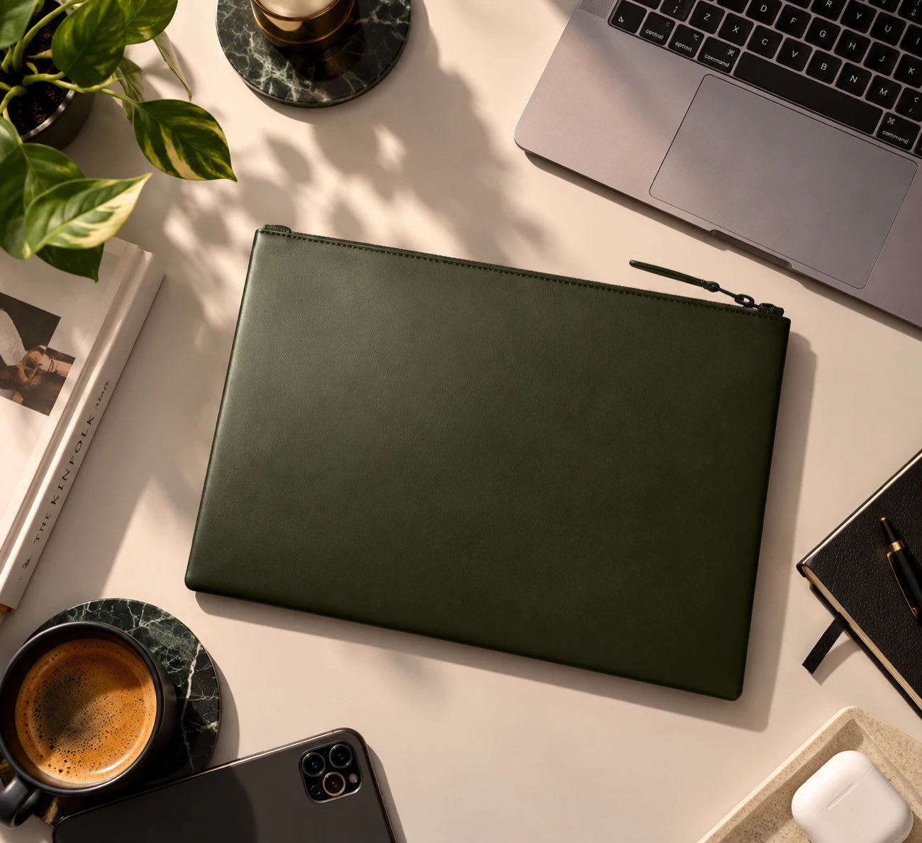 Le GRAMS28 120 Leather Folio Nappa fermé, en cuir italien coloris Olive, posé sur un bureau