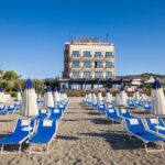 La façade du Grand Hotel Diana Majestic vue depuis sa plage privée de Diano Marina