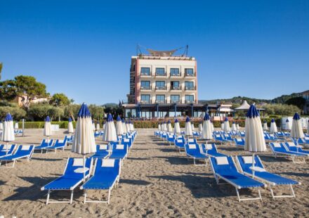 Grand Hotel Diana Majestic : notre test 4,5/5 à Diano Marina La façade du Grand Hotel Diana Majestic vue depuis sa plage privée de Diano Marina