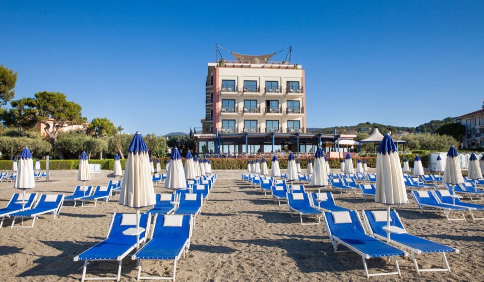 La façade du Grand Hotel Diana Majestic vue depuis sa plage privée de Diano Marina