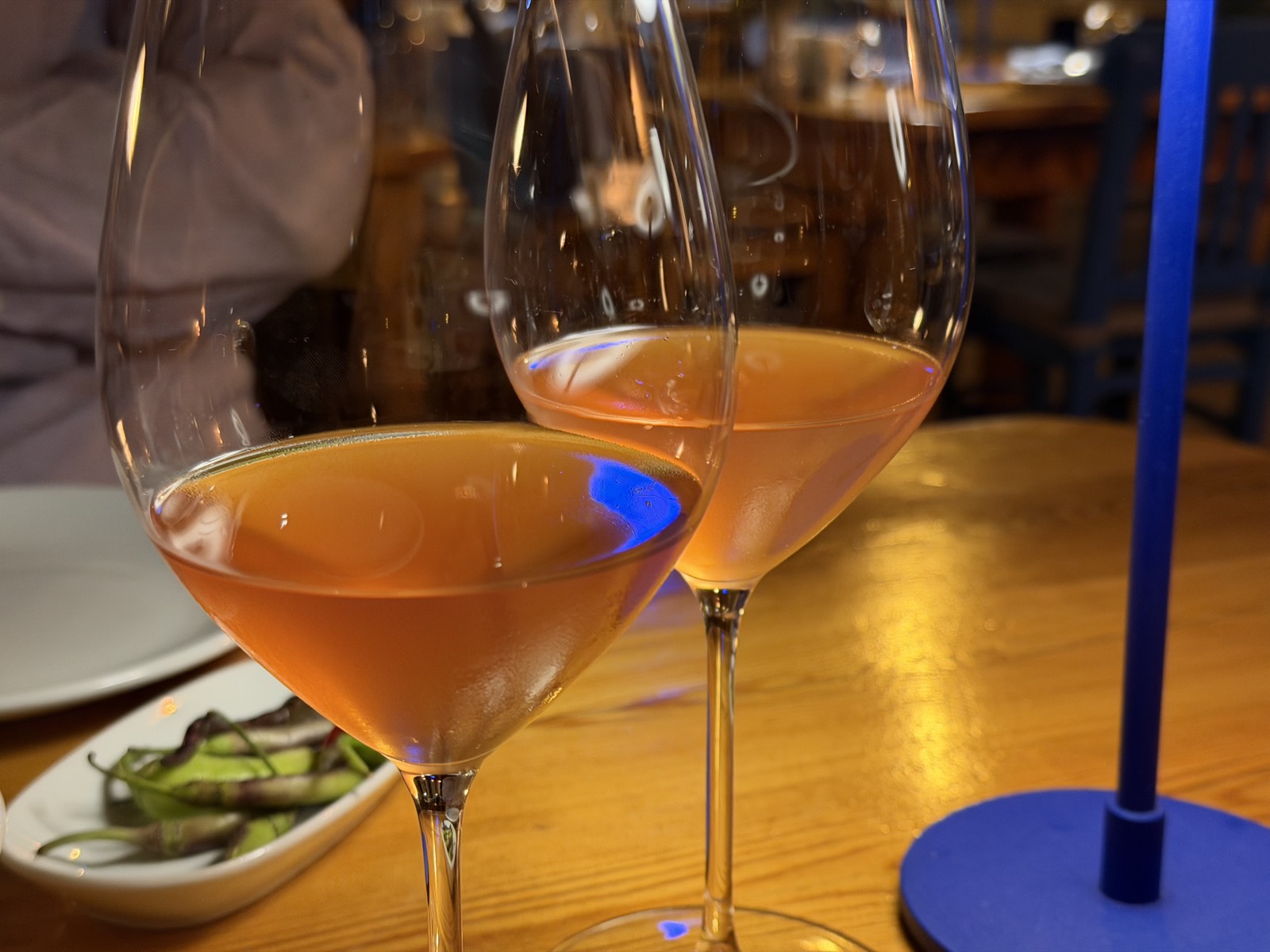 Deux verres de vin local servis dans le cadre de l'accord mets et vins d'Orfoz Bodrum