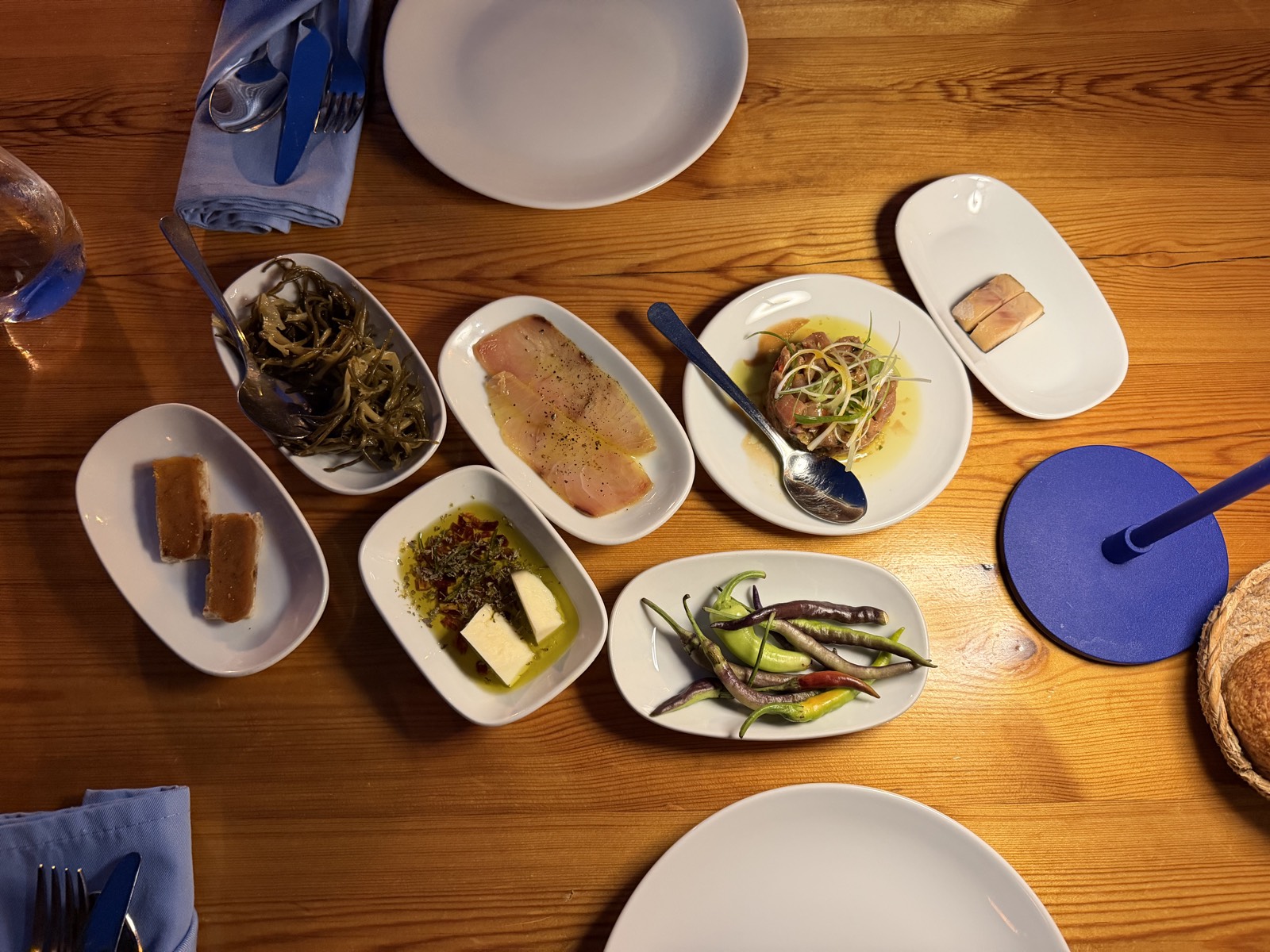 Amuse-bouche d'Orfoz Bodrum avec salicorne, poutargue, fromage de chèvre et piments égéens