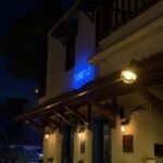 Façade du restaurant Orfoz à Bodrum et son enseigne au néon bleu à la nuit tombée