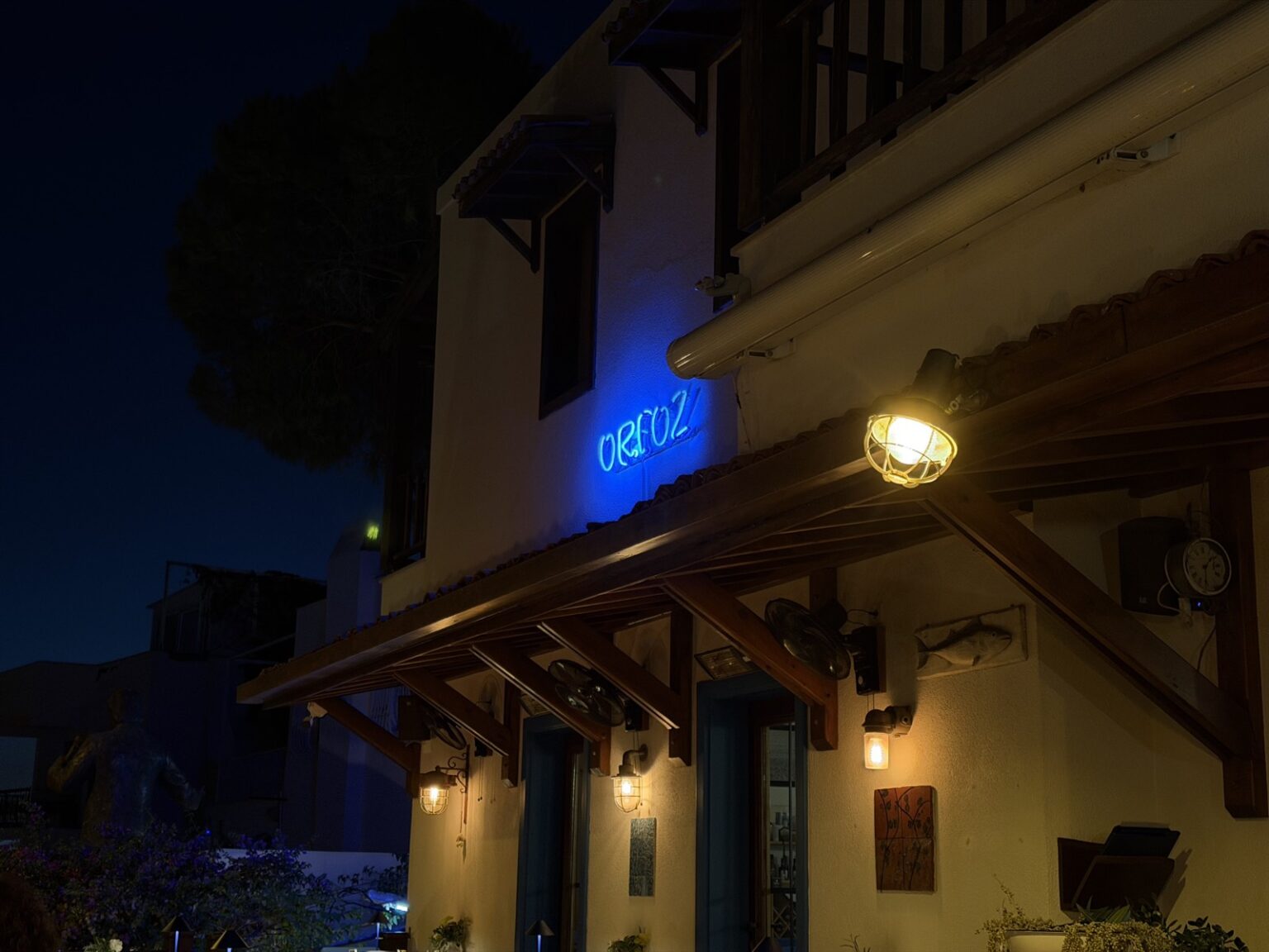 Façade du restaurant Orfoz à Bodrum et son enseigne au néon bleu à la nuit tombée