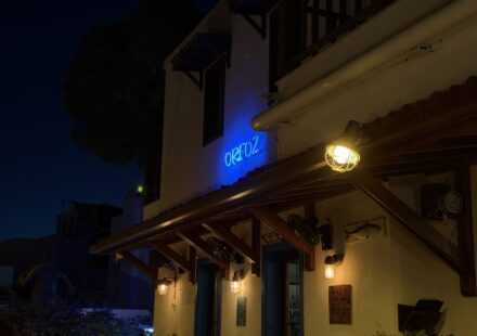 Façade du restaurant Orfoz à Bodrum et son enseigne au néon bleu à la nuit tombée