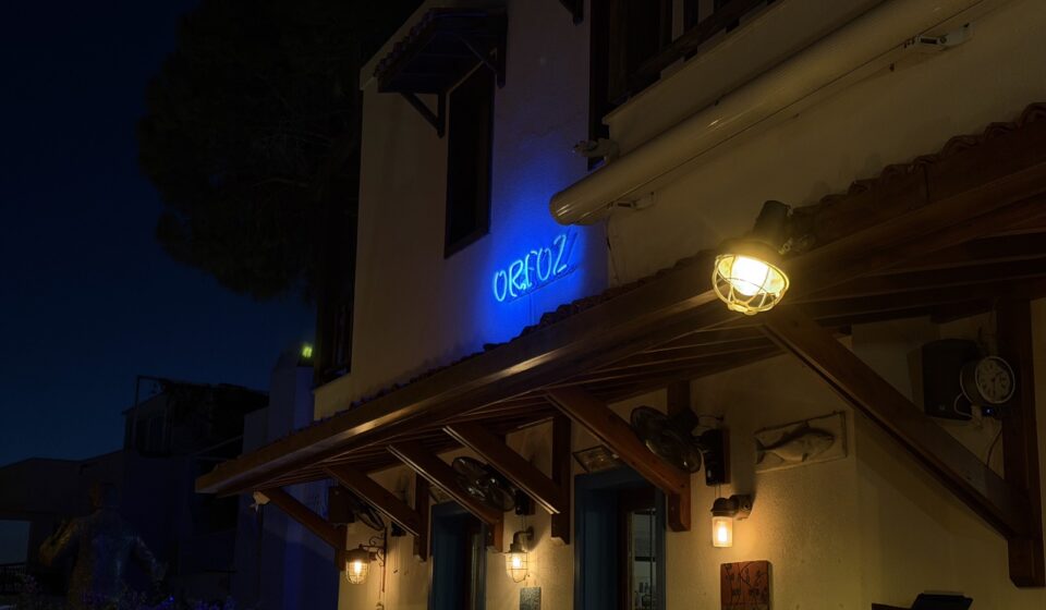 Façade du restaurant Orfoz à Bodrum et son enseigne au néon bleu à la nuit tombée