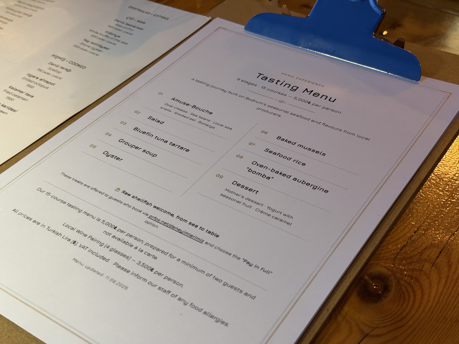 Carte du menu dégustation d'Orfoz Bodrum, neuf étapes et quinze services à 5000 livres turques