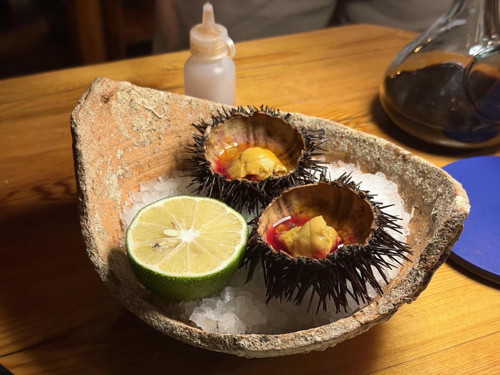 Oursins frais ouverts et servis sur glace pilée avec un citron vert chez Orfoz à Bodrum