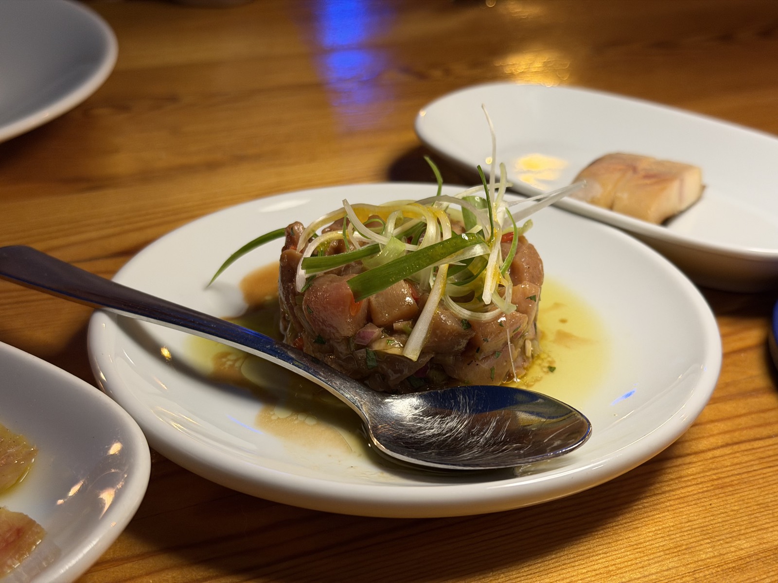 Tartare de thon rouge servi chez Orfoz à Bodrum avec julienne d'oignon nouveau