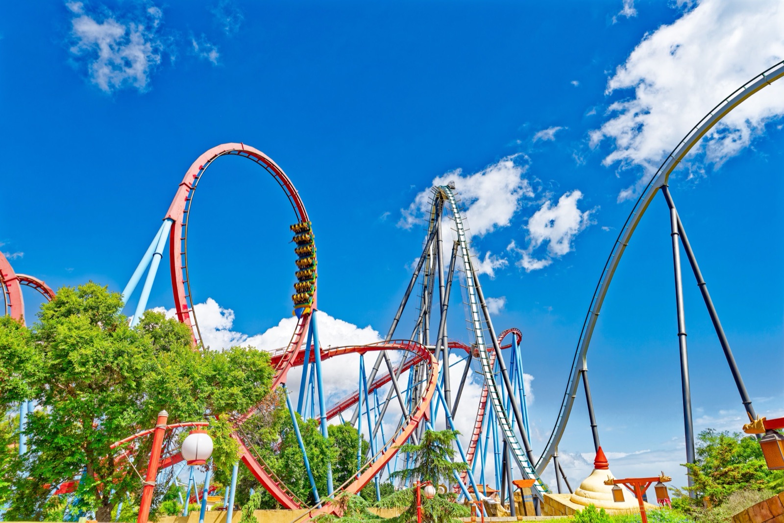 Les montagnes russes de PortAventura Park vues depuis la zone China