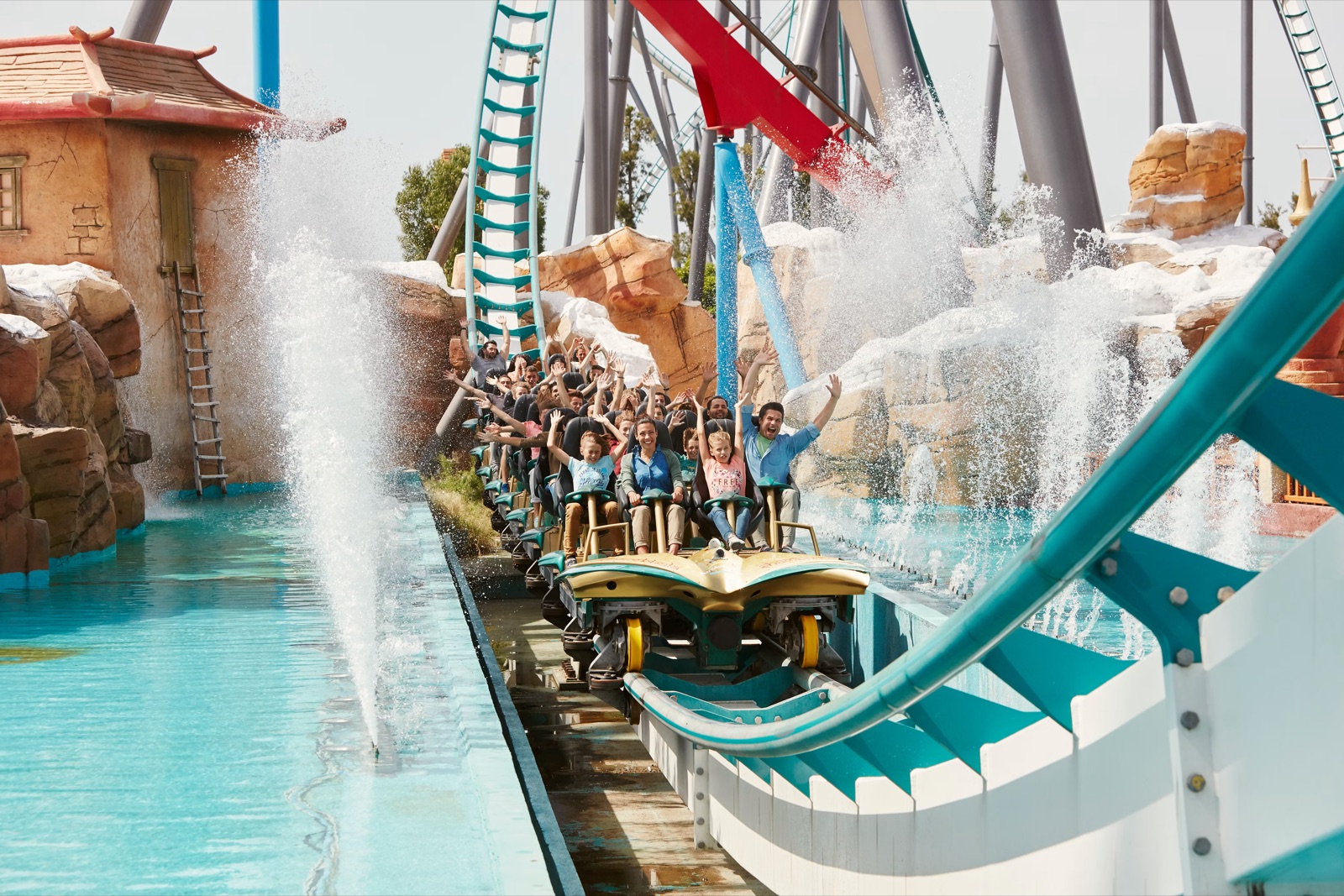 Shambhala et son passage sur l'eau à PortAventura Park