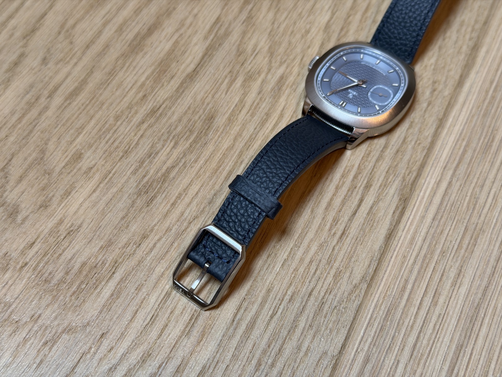 Le bracelet fuselé et la boucle ardillon facettée de la Yema Granvelle