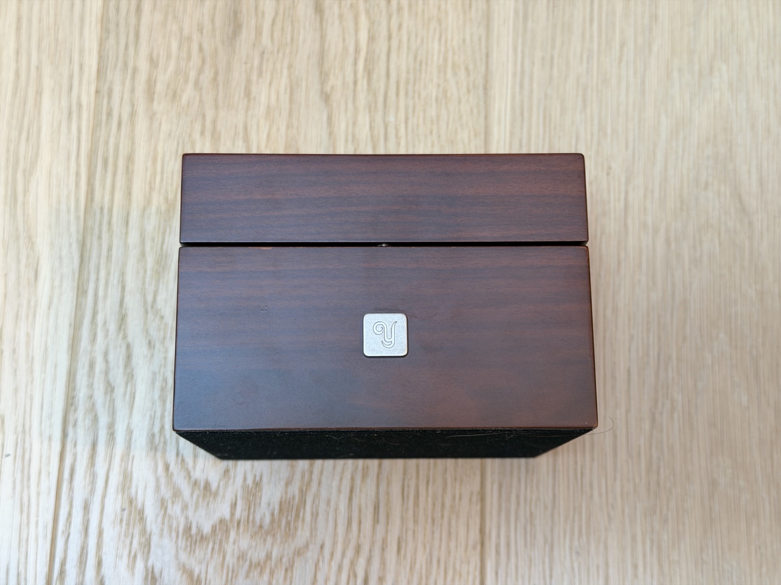 Le coffret Yema vu de dessus avec son médaillon en acier