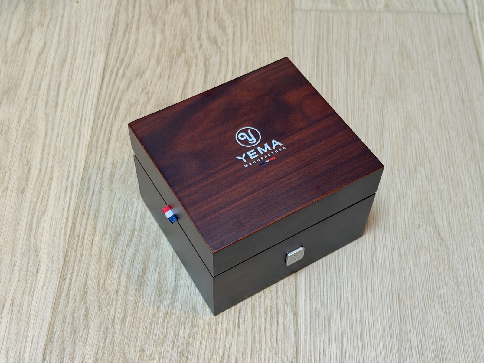 Le coffret Yema Manufacture fermé, avec son ruban tricolore
