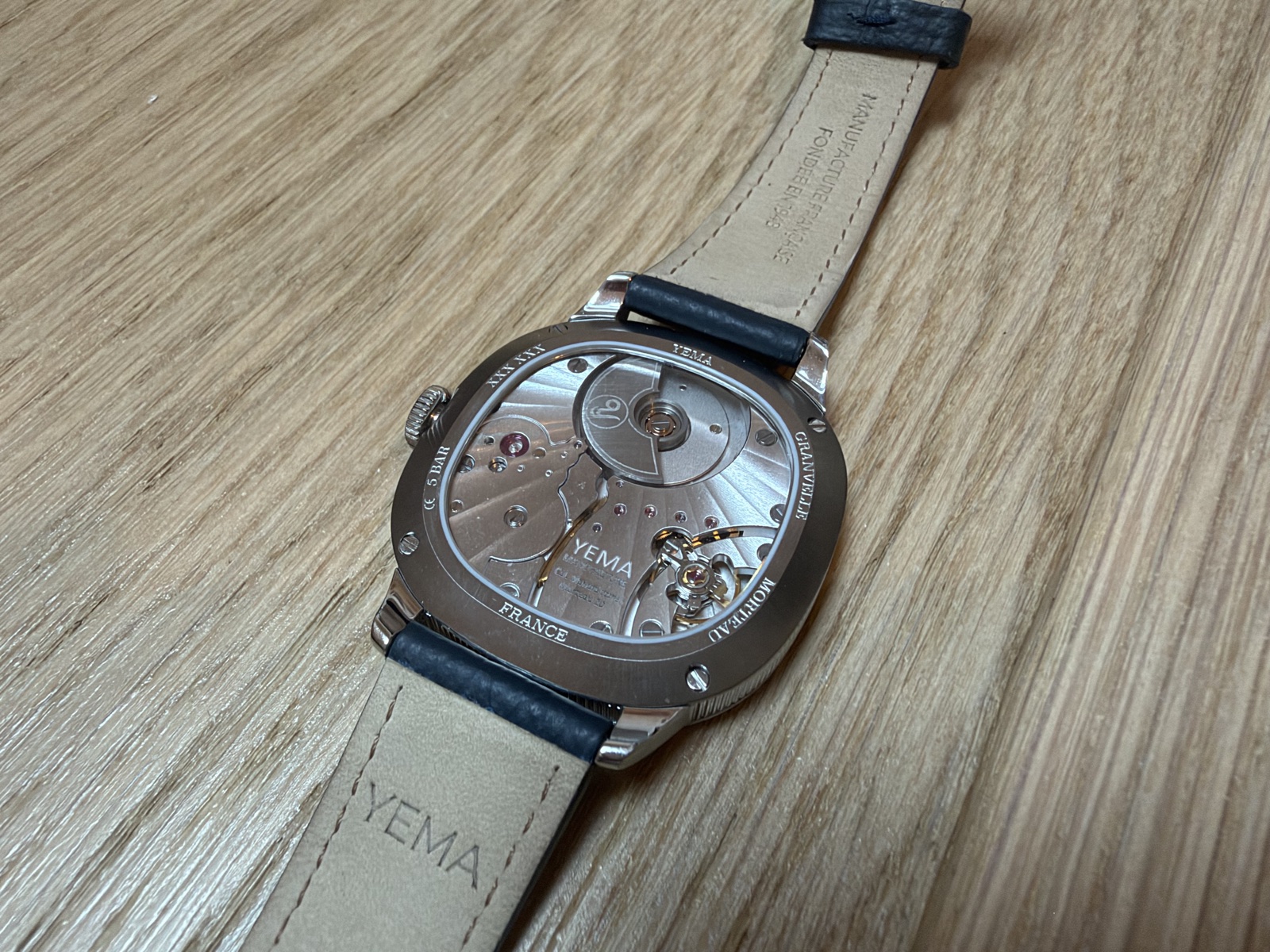 Le fond saphir et le calibre CMM.29 à micro-rotor