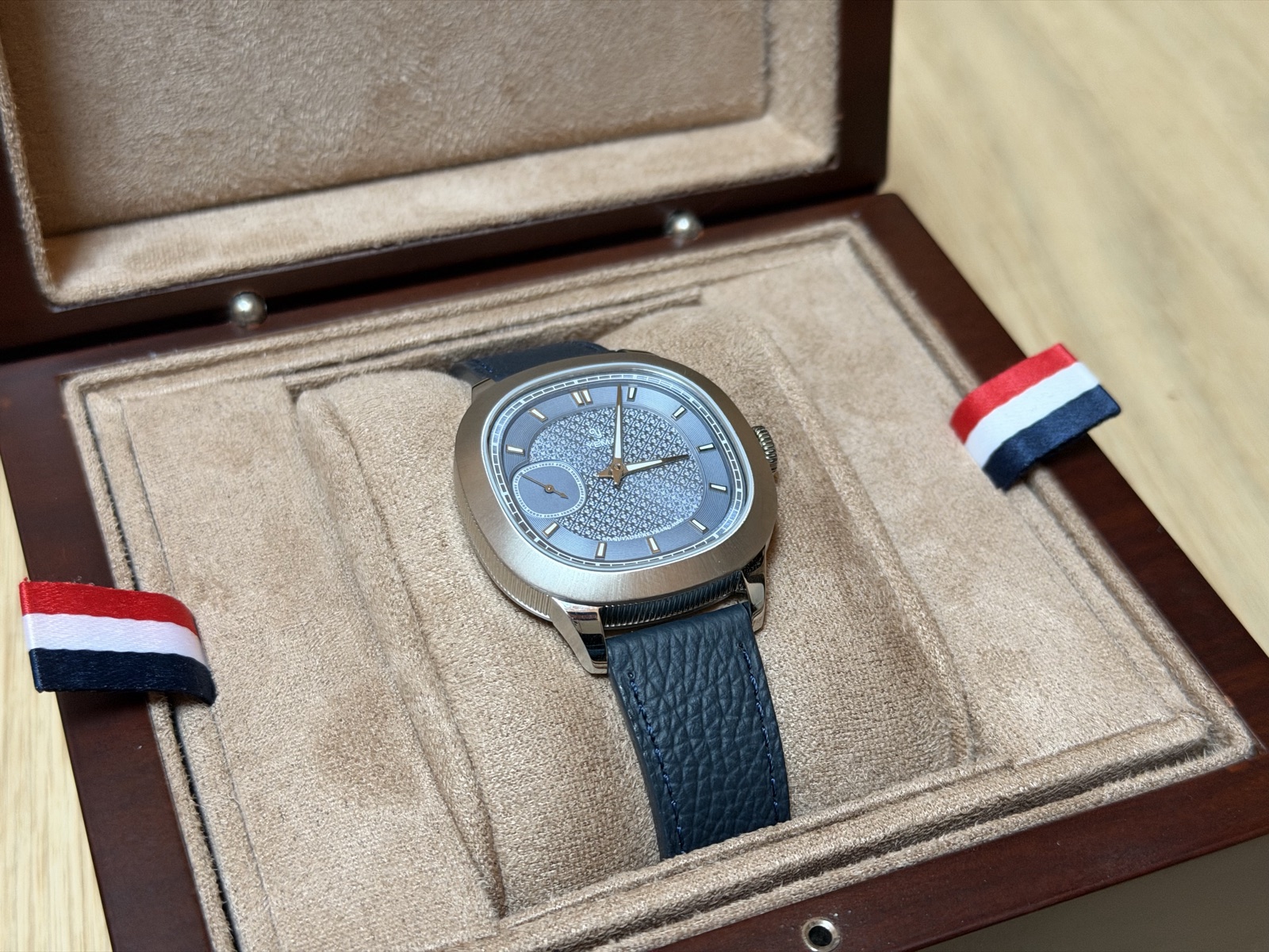 La Granvelle Renaissance dans son écrin, cadran gris et bracelet bleu nuit